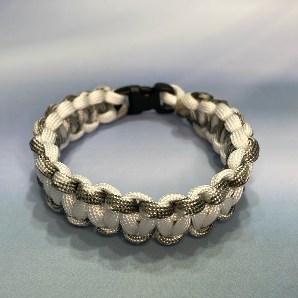 Men’s White and Grey Paracord bracelet